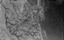 Vue de la surface de Titan : les zones élevées apparaissent en clair, les zones basses en foncé. Les réseaux fluviatiles sont très visibles ; crédits : Esa/Nasa/JPL/University of Arizona