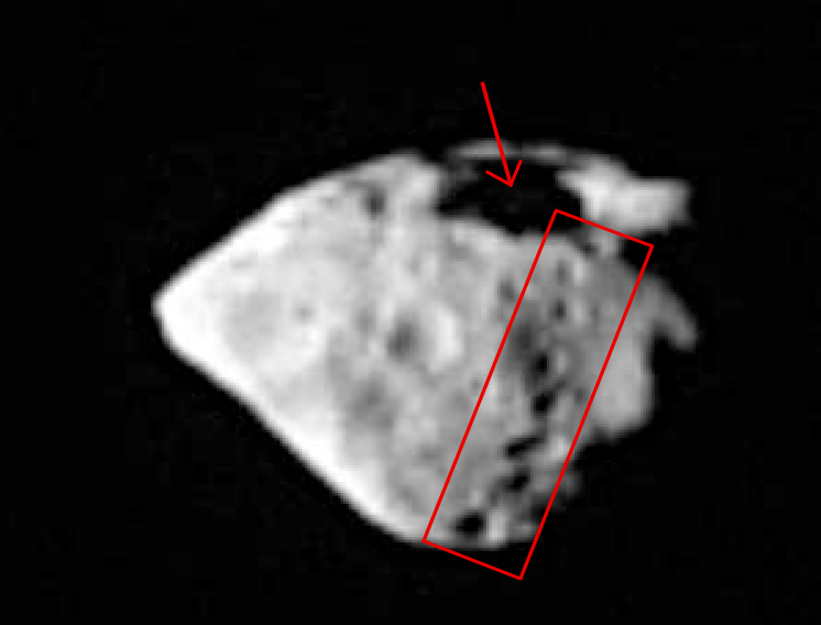 L’imposant cratère de surface, qui mesure environ 2 km, et le chapelet de petits cratères situé plus bas révèle un impact très violent entre Steins et un autre astéroïde. Crédits : OSIRIS/MPS/LAM/Université de Padoue.