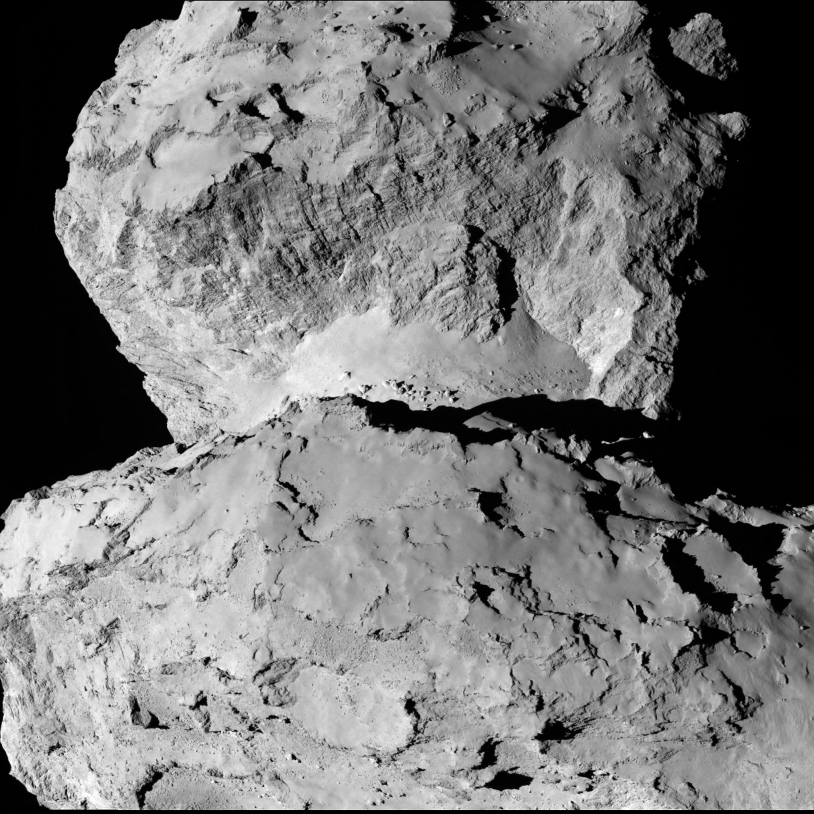 Le noyau photographié par la caméra OSIRIS-NAC de Rosetta, le 7 août 2014 à 104 km de distance ; temps de pose : 138 millisecondes.