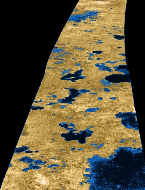 L’image « fausse couleur » révèle des taches sombres de formes circulaires ou irrégulières de 3 à 70 km de large. Crédit : NASA/JPL/USGS.