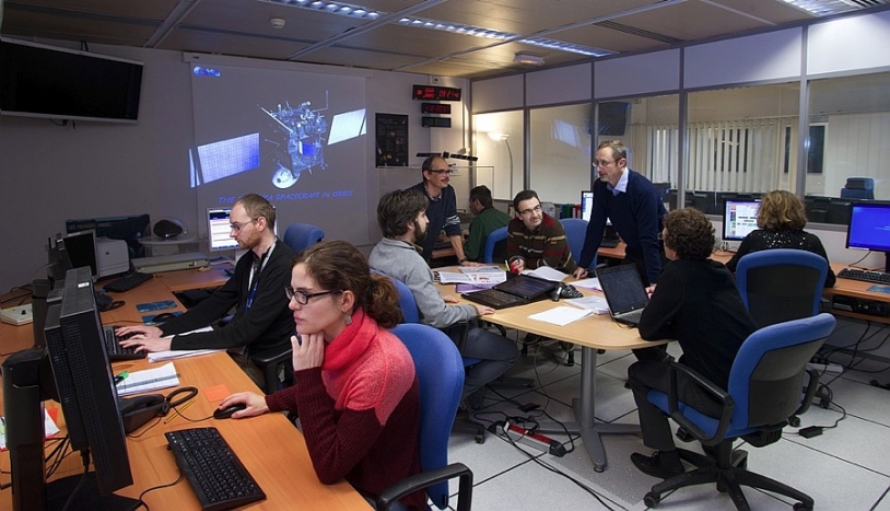 Philippe Gaudon et son équipe au SONC, un des 4 centres de mission de Rosetta, installé au CNES de Toulouse. Crédits : CNES/E. Grimault.