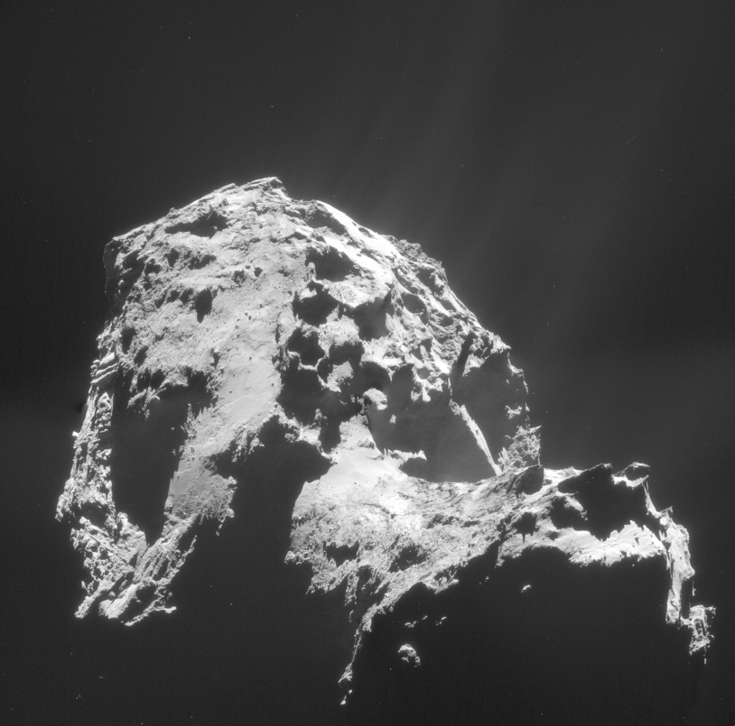 Mosaïque de 4 images de la NavCam de Rosetta prises le 1er janvier 2015 à près de 28,4 km du centre du noyau (2,4 m/pixel). Le petit lobe est en bas à droite ; la zone où dort Philae est dans la nuit. Crédits : ESA/Rosetta/NAVCAM – CC BY-SA IG...